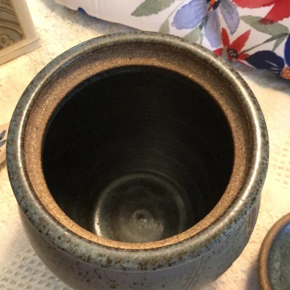 Vtg Studio Stoneware Pottery Lidded Vessel W/Decoration, Signed & dated 9”x6.5” - Picture 9 of 10
